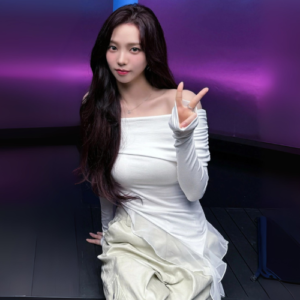 Haut Off Shoulder Blanc Karina - Groupe Aespa - K-Pop France
